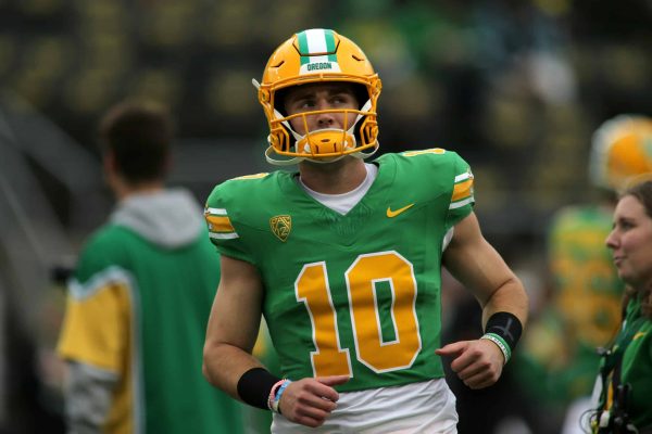 EUGENE, OREGON - OCTOBER 21: Bo Nix #10 of the Oregon Ducks warms up before the game againsst the Washington State Cougars at Autzen Stadium on October 21, 2023 in Eugene, Oregon.