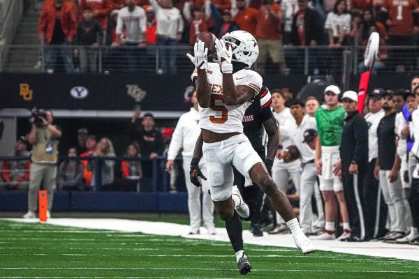 Texas Longhorns WR Adonai Mitchell (5) makes a catch against the Oklahoma State Cowboys.