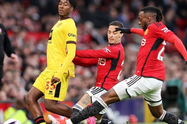 Man United legend Dwight Yorke argues Erik ten Hag should just let Aaron Wan-Bissaka defend - Man United News And Transfer News