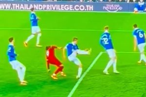 How did Everton star survive this nasty injury in Merseyside Derby?
