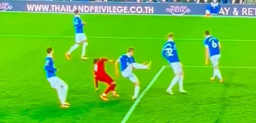 How did Everton star survive this nasty injury in Merseyside Derby?