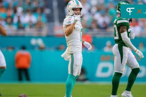Miami Dolphins WR Braxton Berrios (0) signals first down after a play against the New York Jets.