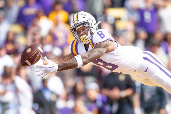LSU Tigers WR Malik Nabers (8) dives for a ball.