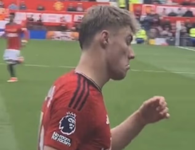 (Video) - Rasmus Hojlund's reaction to Kobbie Mainoo being substituted against Burnley