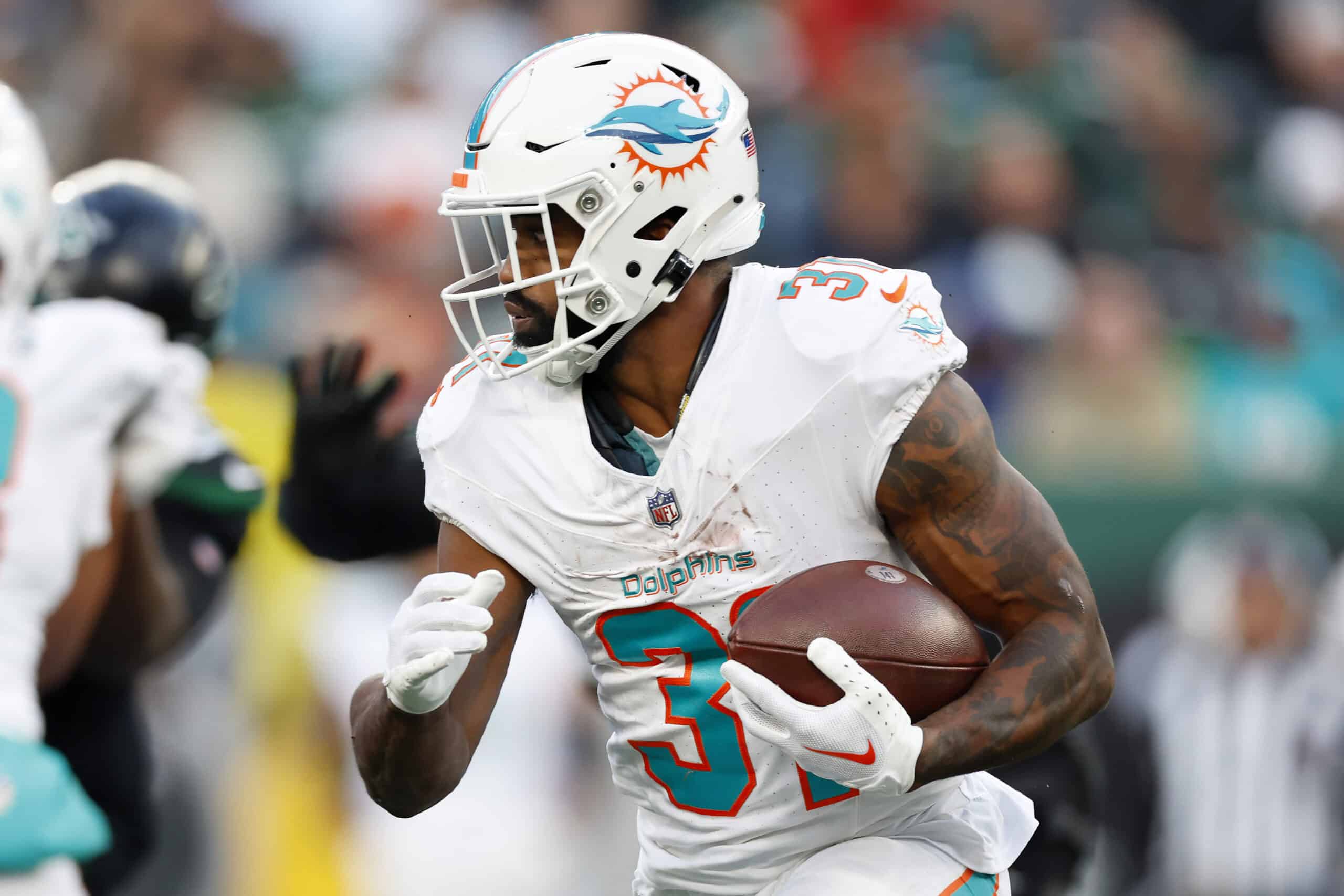 EAST RUTHERFORD, NEW JERSEY - NOVEMBER 24: Raheem Mostert #31 of the Miami Dolphins runs the ball against the New York Jets during the second quarter in the game at MetLife Stadium on November 24, 2023 in East Rutherford, New Jersey.