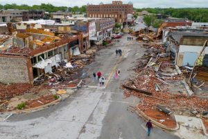 After devastating Oklahoma tornadoes, high school golf team competes