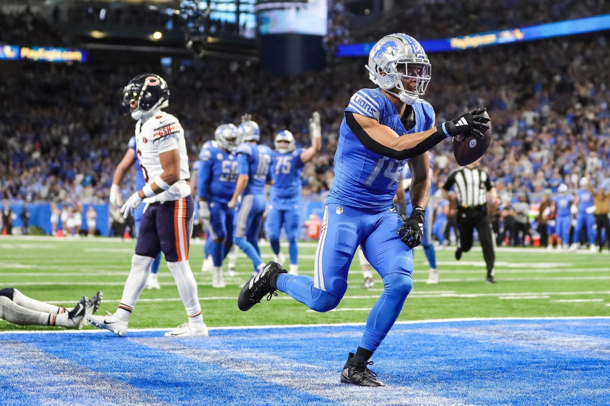Detroit Lions WR Amon-Ra St. Brown (14) scores a touchdown against the Chicago Bears.