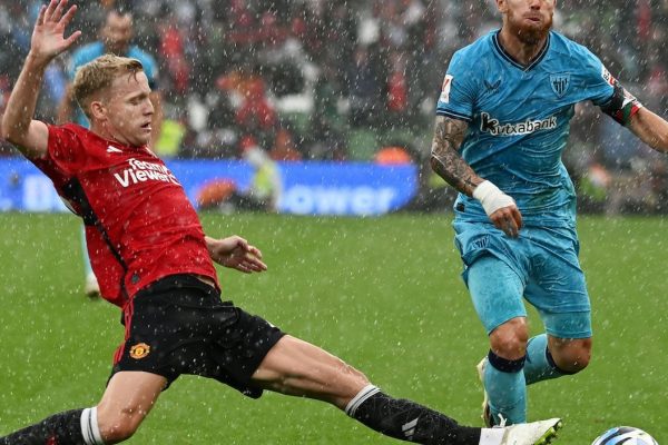 "We certainly can't rule that out": Donny van de Beek sharply disagrees with his agent over next transfer destination - Man United News And Transfer News