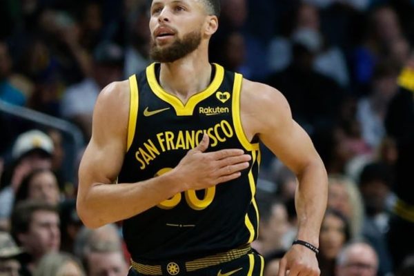 Warriors Stephen Curry Wins PBWAs 2023-24 Magic Johnson Award