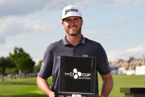 taylor pendrith holding trophy