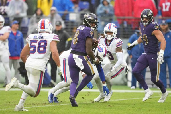 Baltimore Ravens QB Lamar Jackson (8) runs with the ball against the Buffalo Bills.