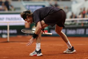 Paris | Rublev crashes as Alcaraz, Sinner and Tsitsipas advance.