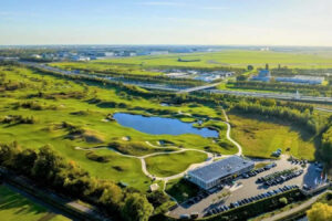 Can you play the International in Amsterdam as a visitor?