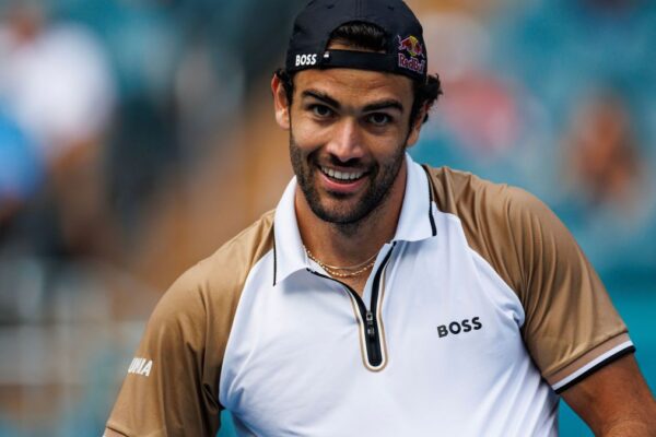 Berrettini Easily Defeats Shapovalov to Reach Stuttgart Open Quarter-Finals Berrettini Cruises Past Shapovalov Into Stuttgart Open Quarter-Finals