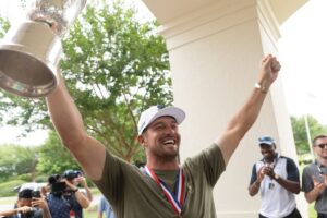 Bryson DeChambeau takes U.S. Open trophy on whirlwind tour