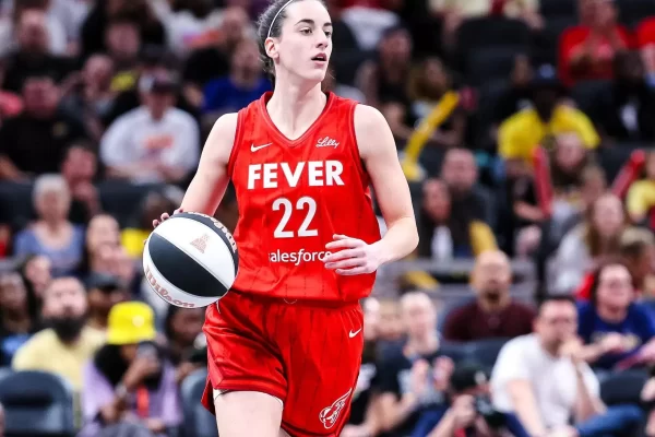 Caitlin Clark shines with historic performance despite facing discrimination against whites TalkBasket