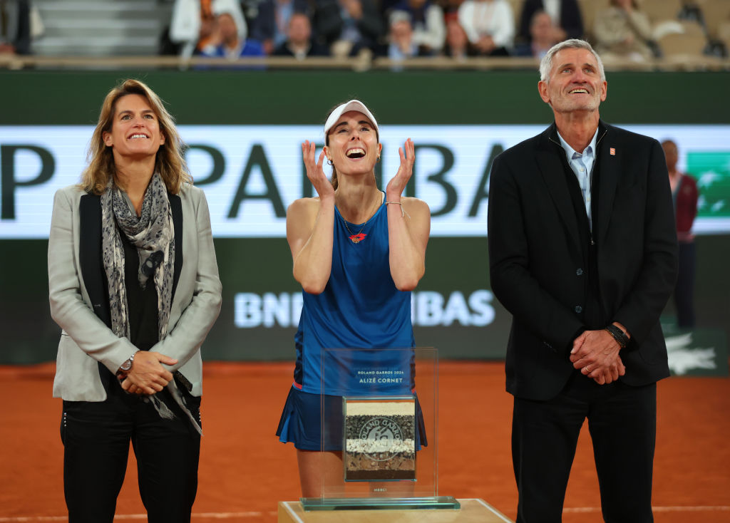Paris | Cornet says farewell as Sabalenka and Rybakina get off the mark
