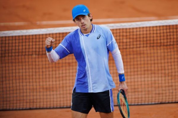 De Minaur Utilizes Social Media to Connect with Young Super Fan De Minaur Searches for Young Super Fan on Social Media