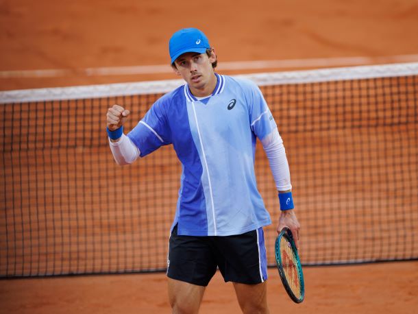 De Minaur Searches for Young Super Fan on Social Media