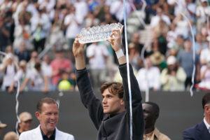 Stuttgart | Draper wins his first title.