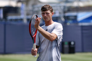 Eastbourne | Harris continues his run on grass