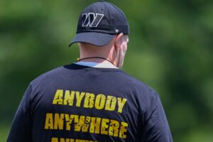 What you can learn from Commanders Coach Dan Quinn’s backwards hat