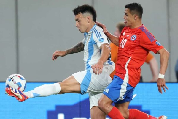 Lisandro Martinez was a defensive rock in vital victory for Argentina - Man United News And Transfer News