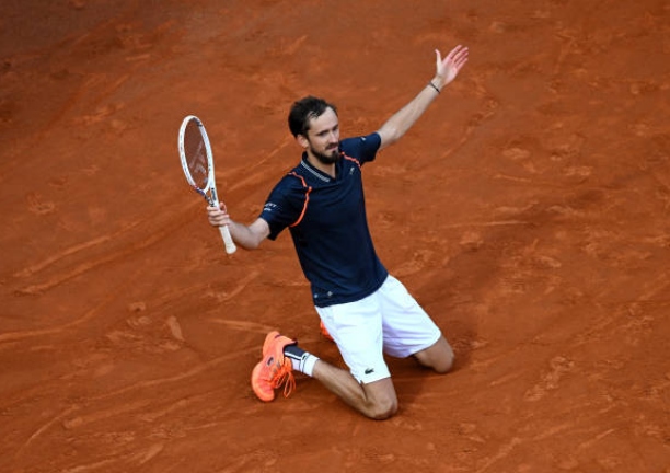 Medvedev Tames Shotmaker Machac to Reach Fourth Round
