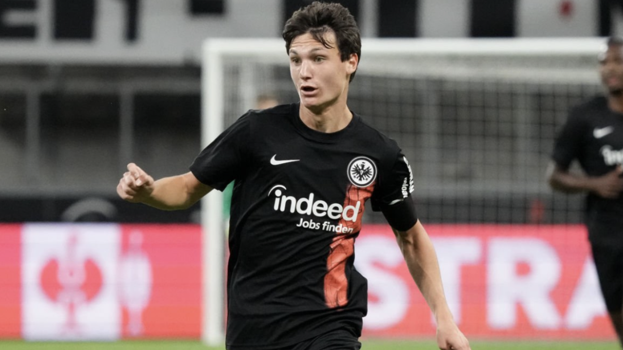 Paxten Aaronson signs contract extension with Eintracht Frankfurt, loaned to FC Utrecht