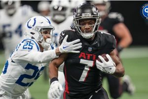 Atlanta Falcons running back Bijan Robinson (7) runs against Indianapolis Colts safety Rodney Thomas II (25) during the first quarter at Mercedes-Benz Stadium. Mandatory Credit: Dale Zanine-USA TODAY