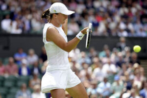 Can Swiatek Succeed at Wimbledon? Fellow Clay Queen Evert Weighs In