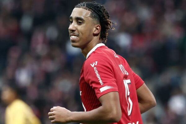 Leny Yoro Manchester United