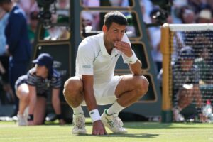 Djokovic Helps Amazed Wimbledon Staff Lift Covers From Court