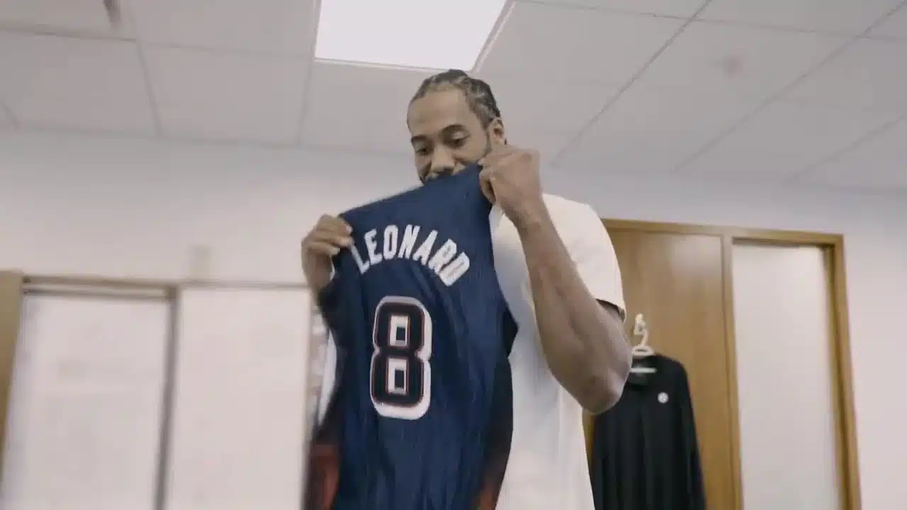kawhi-leonard-gets-called-up-to-ty-lues-office-to-be-v0-imZBOvWBkIp5U8v1GCgtrLIgCh9m-FzAOK6sntH0e3o.jpg