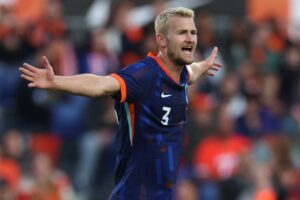 Liverpool make last-ditch attempt to hijack Manchester United's move for Dutch international