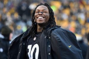 Martavis Bryant #10 of the Pittsburgh Steelers smiles as times expires in the Pittsburgh Steelers 28-24 win over the Cleveland Browns at Heinz Field on December 31, 2017 in Pittsburgh, Pennsylvania.