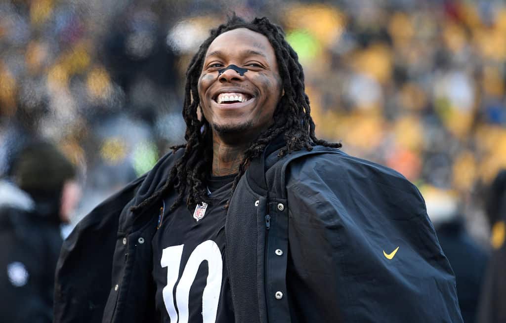 Martavis Bryant #10 of the Pittsburgh Steelers smiles as times expires in the Pittsburgh Steelers 28-24 win over the Cleveland Browns at Heinz Field on December 31, 2017 in Pittsburgh, Pennsylvania.