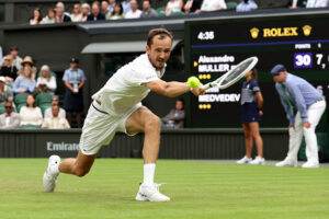 Wimbledon | Medvedev stumbles into third round