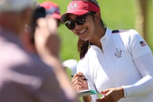 Alison Lee holes out during Solheim Cup, caddies take shirts off