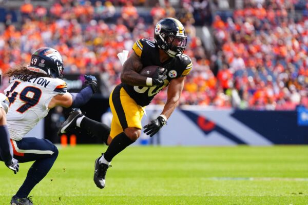 Analyzing the Status of Jaylen Warren for Week 4: A Look at the Latest Updates on the Steelers Running Back’s Injury Sep 15, 2024; Denver, Colorado, USA; Pittsburgh Steelers running back Jaylen Warren (30) catches the ball past Denver Broncos linebacker Alex Singleton (49) in the second quarter at Empower Field at Mile High. Mandatory Credit: Ron Chenoy-Imagn Images