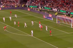 Man United's Bruno Fernandes nets from outside of the box