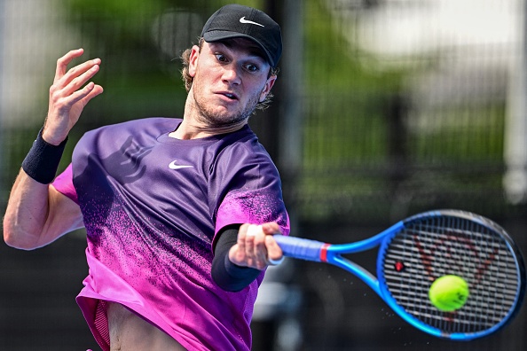Tokyo | Draper eases into last eight