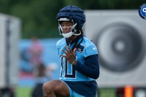 Tennessee Titans wide receiver DeAndre Hopkins may miss Sunday's season opener with a knee injury. How should fantasy managers handle his situation for Week 1?