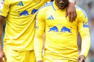 Junior Firpo open to new Leeds deal, but will leave if no agreement found