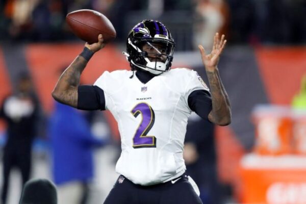 Potential replacement for Skylar Thompson in Week 4: Tyler Huntley may start for Miami due to injury. Tyler Huntley Ravens pic 1