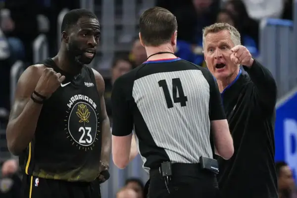 Steve Kerr Reflects on the Moment Draymond Green Let Him Down 041923-draymondkerr.jpg
