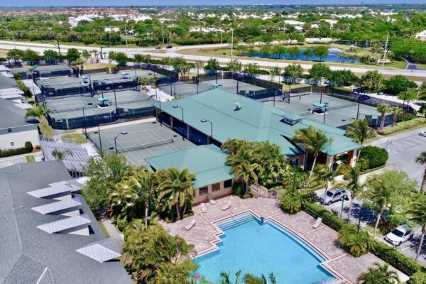 How Positive Motivational Speakers Inspire Tennis Clubs