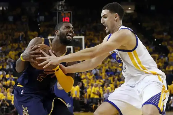 1643596865_Kyrie-Irving-pose-une-question-hilarante-a-Klay-Thompson-concernant.jpg