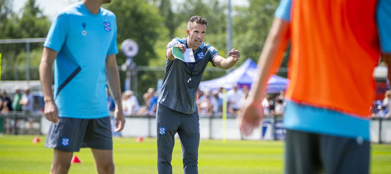 Robin van Persie oversees shocking defeat as coach of Heerenveen this weekend - Man United News And Transfer News