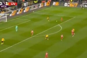 Video: Mohamed Salah misses open goal in golden opportunity for Liverpool